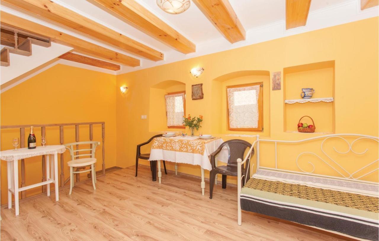 1 Bedroom Beautiful Apartment In Omišalj Exteriér fotografie