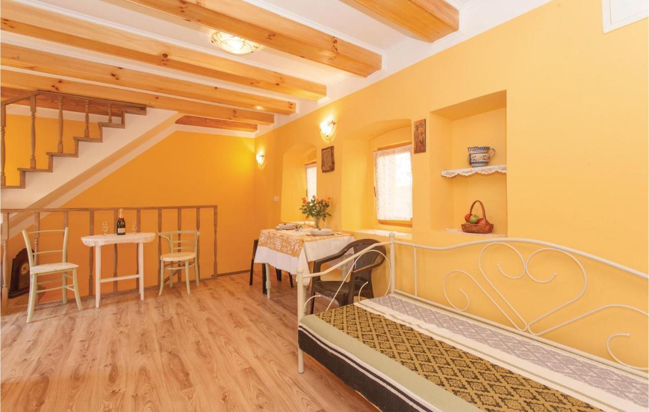 1 Bedroom Beautiful Apartment In Omišalj Exteriér fotografie