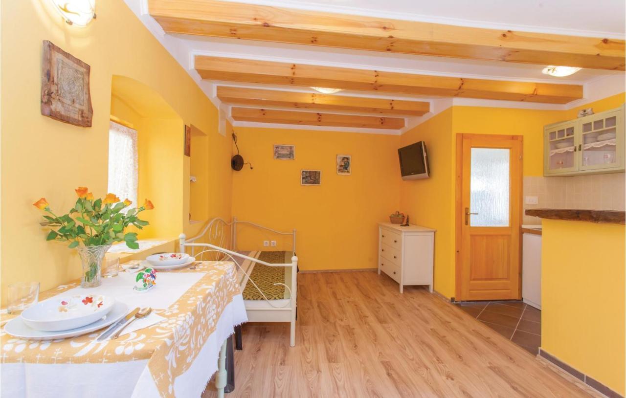 1 Bedroom Beautiful Apartment In Omišalj Exteriér fotografie